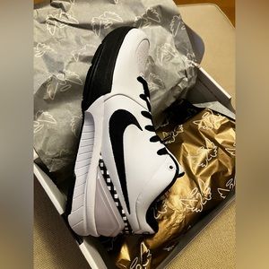 Brand new, never worn Mambacitas Kobe IV Protro